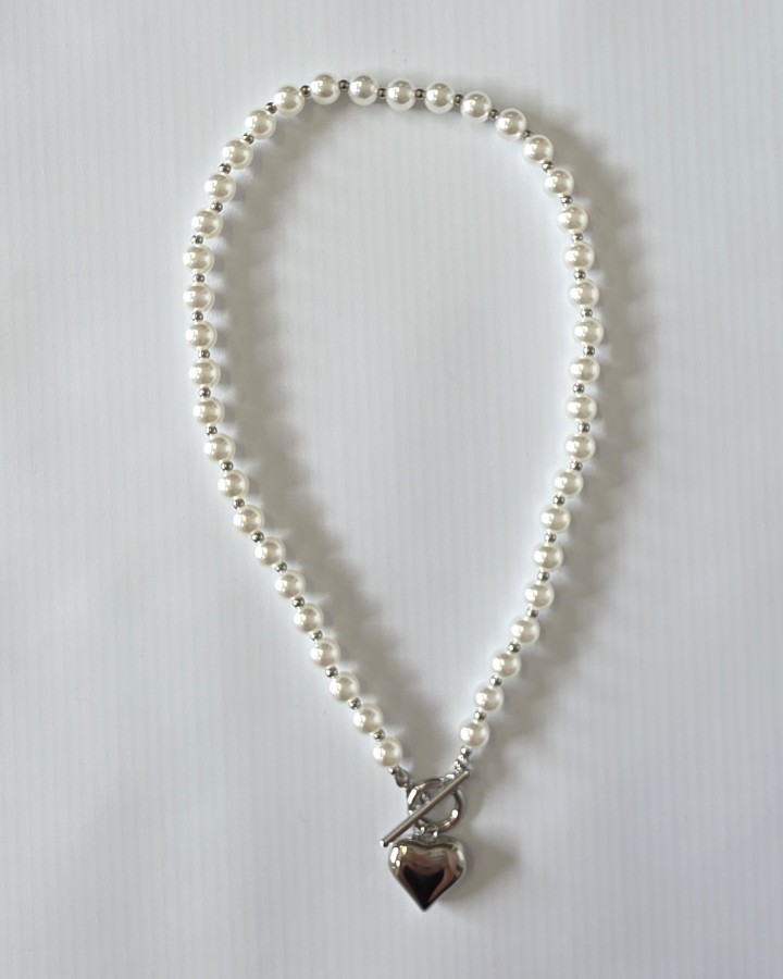 COLLAR PERLAS CON CHARM DE CORAZÓN - ACERO INOXIDABLE
