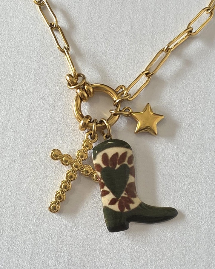 COLLAR CADENA CON CHARMS BOTA COWBOY - ACERO INOXIDABLE