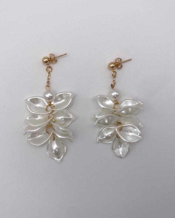 PENDIENTES LARGOS PÉTALOS FLOR BLANCA CON PERLA