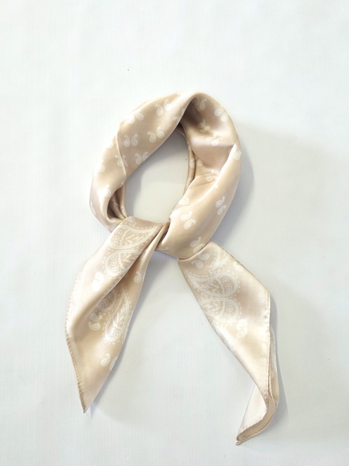 PAÑUELO CUADRADO ESTAMPADO