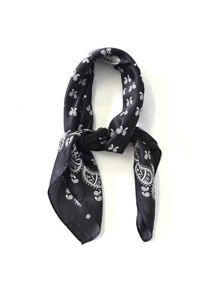 PAÑUELO CUADRADO ESTAMPADO