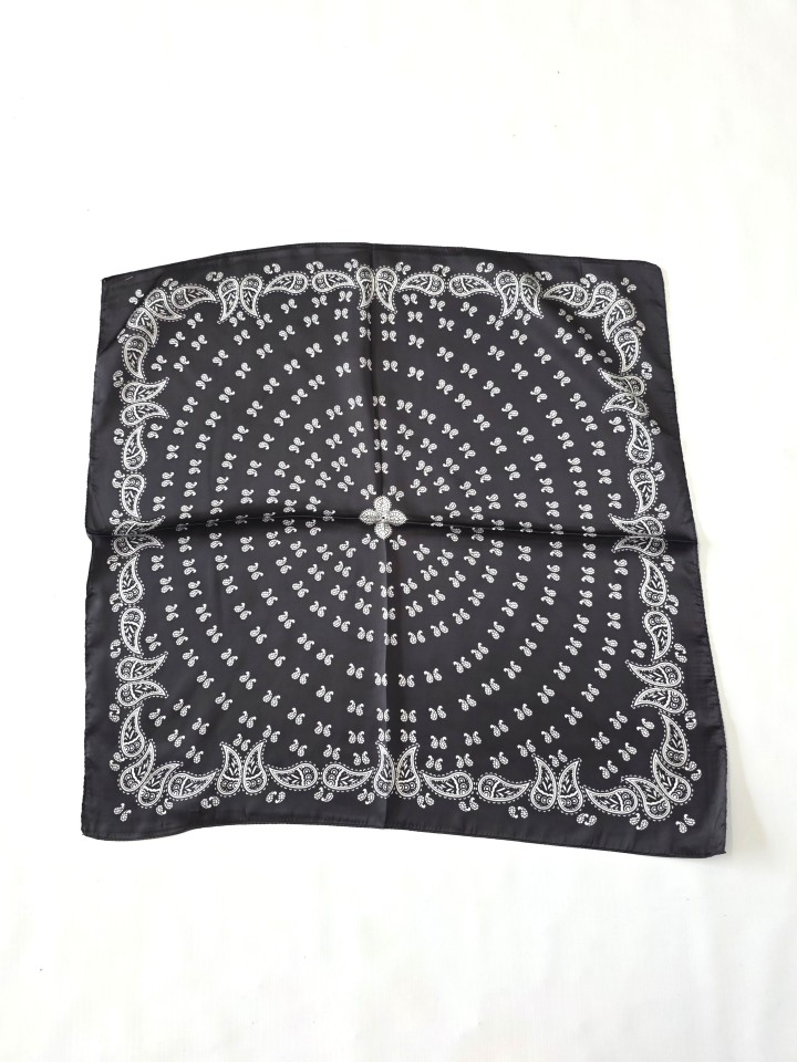 PAÑUELO CUADRADO ESTAMPADO