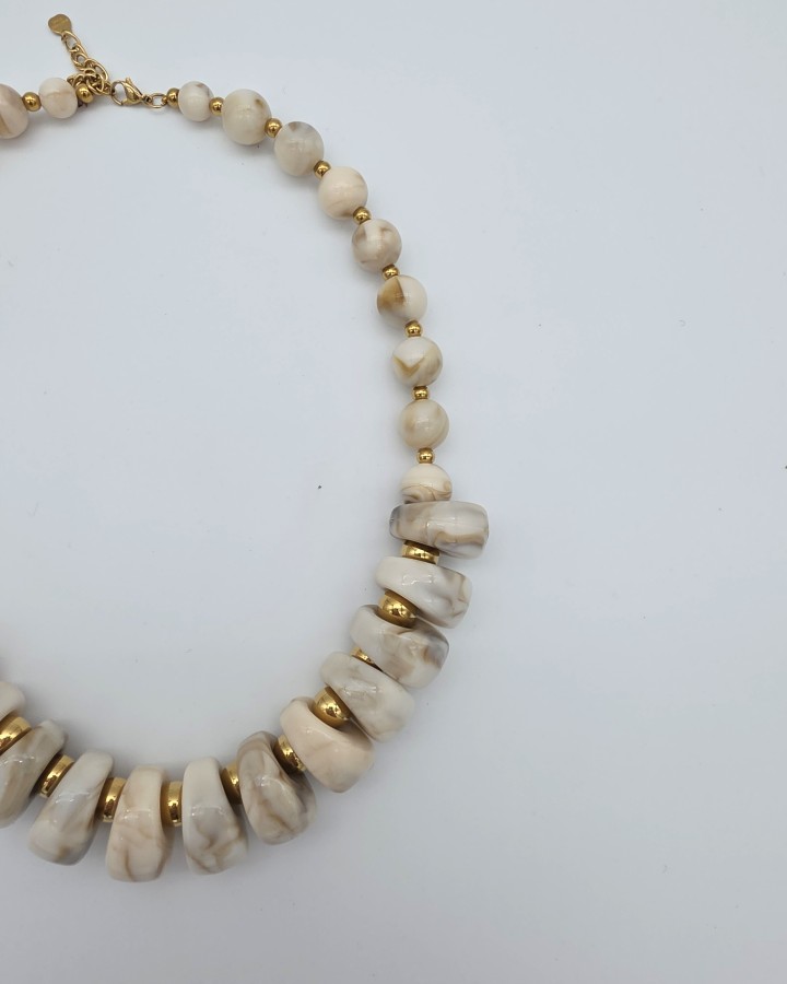 COLLAR DE RESINA EFECTO AMARMOLADO