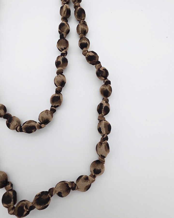 COLLAR LARGO CON BOLAS DE TELA