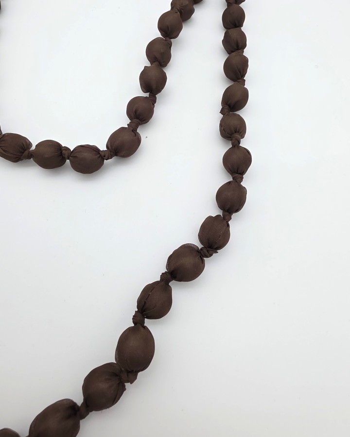 COLLAR LARGO CON BOLAS DE TELA