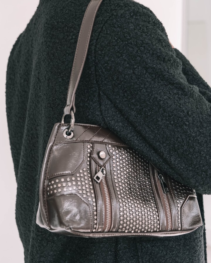 BOLSO DE HOMBRO CON TACHUELAS