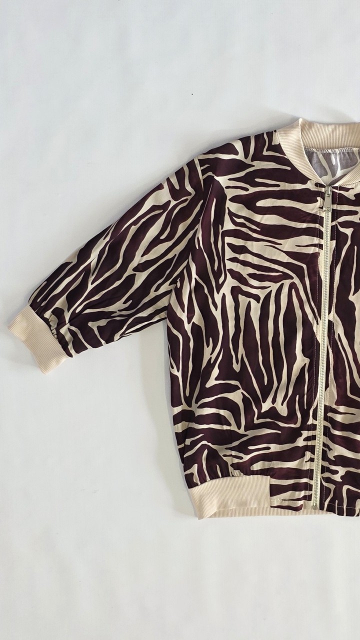 CHAQUETA BOMBER ESTAMPADA