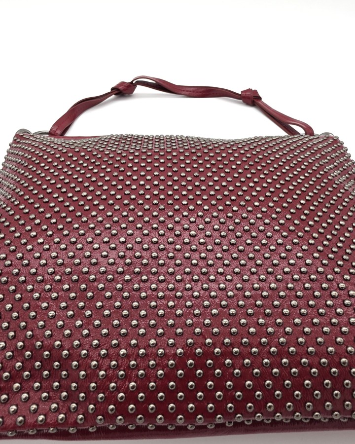 BOLSO DE HOMBRO CON TACHUELAS