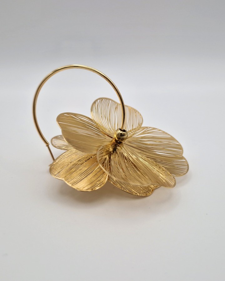 AROS CON PÉTALOS DORADOS