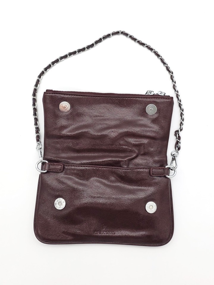 BOLSO TIPO MONEDERO CON TACHUELAS