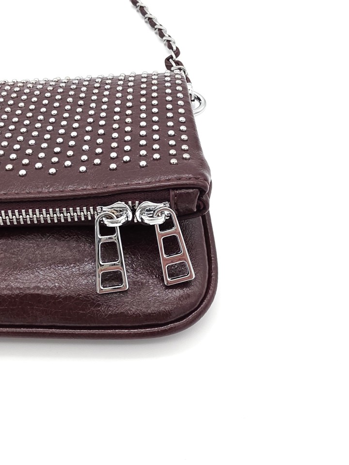 BOLSO TIPO MONEDERO CON TACHUELAS