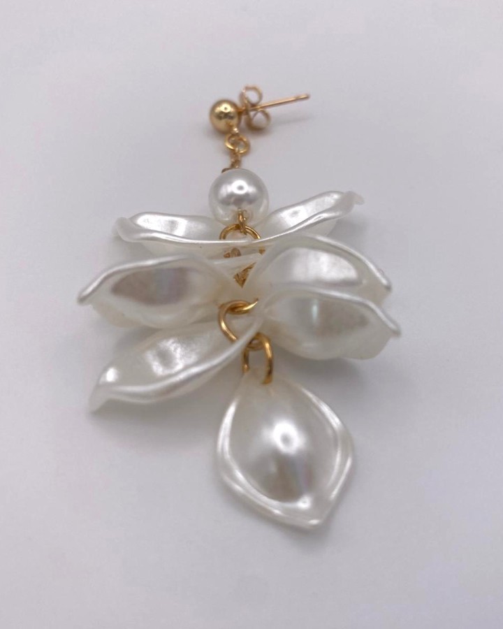 PENDIENTES LARGOS PÉTALOS FLOR BLANCA CON PERLA