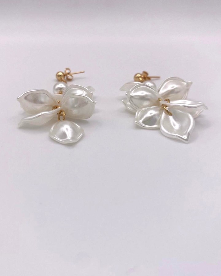 PENDIENTES LARGOS PÉTALOS FLOR BLANCA CON PERLA